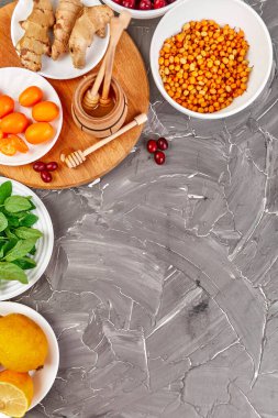 Moda Virüs Koruma Gıda, Koronavirüs, Bağışıklık Konsepti. Antioksidan ve vitamin açısından zengin olan gri arka plan kaynaklarının, sağlıklı besin diyet kavramının çeşitli ürünleri.