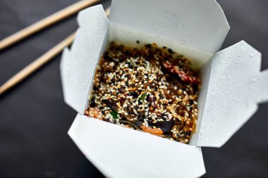 Tempuru ile lezzetli Udon makarnası, kutu içinde karides tavası.