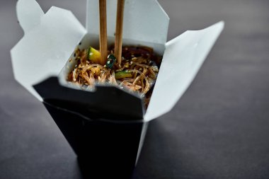 Tempuru ile lezzetli Udon makarnası, kutu içinde karides tavası.