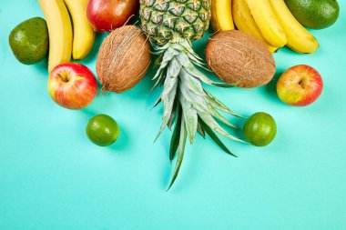 Mavi arka planda egzotik meyvelerin düz uzanması.