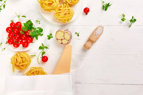 Gesundes Essen Lebensmittelpapierbeutel Zutaten Zum Kochen Italienischer Pasta Auf Weißem — Stockfoto