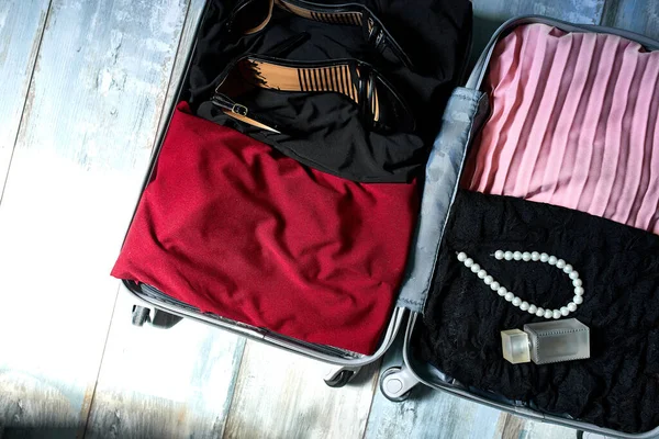 Förpackning resväska hemma med kvinna objekt, tillbehör — Stockfoto
