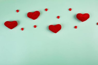 Sevgililer Günü tebrik kartında mavi kağıtlı kalpler vardı. Kopya alanı ile en üstteki görünüm Romantik tebrik kartı.