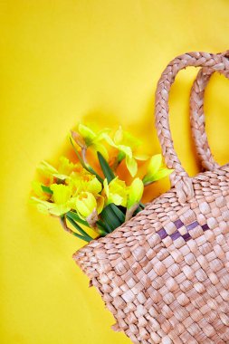 Yaratıcı Top view dairesi bahar kompozisyonu saman torbası saman torbası sarı arka planda çiçek buketi çiçekçi dükkânı konsepti, mutlu Paskalyalar.