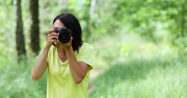 Fotografo femminile scattare foto con una fotocamera professionale all'aperto, — Video Stock