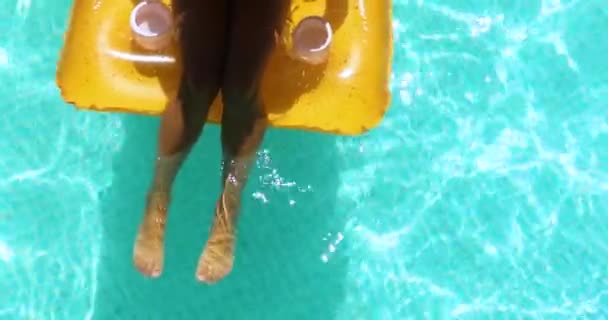 Gamba di bambina in piscina, nuota su materasso gonfiabile giallo, — Video Stock