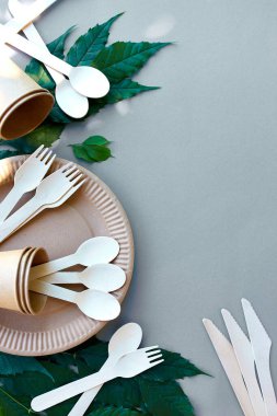 Çevre sanatı kağıdı ve ahşap sofra takımı, sıfır atık, plastiksiz ve çevre dostu yaşam, kağıt bardaklar, tabaklar ve ahşap kesici geri dönüşüm veya çevre dostu konsept.