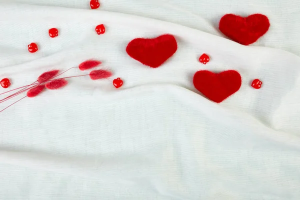 Sevgililer Günü Tebrik Kartının Düz Yatışı Beyaz Kumaş Arkaplanda Kalpler — Stok fotoğraf