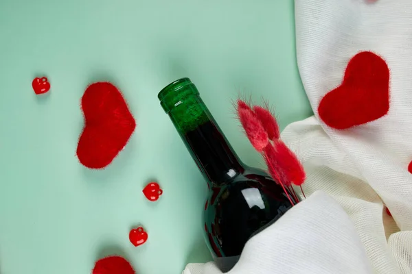 Flat Lay Tarjeta Felicitación Del Día San Valentín Con Botella — Foto de Stock
