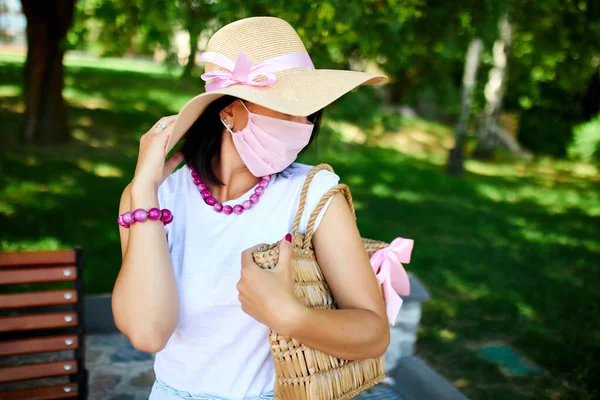 Frau Mit Strohhut Und Tasche Mit Rosa Schutzmaske Park Der — Stockfoto