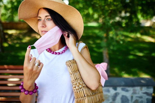 Retrato Mujer Sombrero Paja Quita Máscara Protectora Rosa Parque Aire —  Fotos de Stock