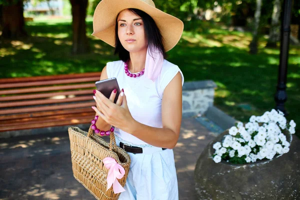 Mujer Con Mascarilla Rosa Hablando Con Alguien Teléfono Móvil Caminando —  Fotos de Stock