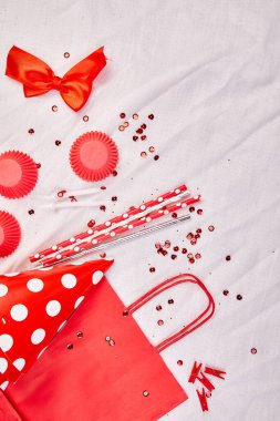 Kırmızı festival öğeleri, parti şapkaları ve flamaları, doğum günü veya parti tebrik kartı ile metin, çerçeve veya arkaplan için doğum günü düzlemi, üst görünüm ve kopyalama alanı.