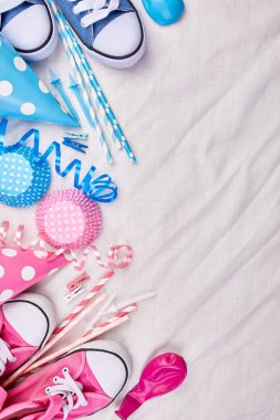 Doğum günü ikizleri erkek ve kız daire, metin, çerçeve veya arkaplan, pembe ve mavi festival öğeleri, parti şapkaları ve flamaları, parti tebrik kartı için üst görünüm ve kopyalama alanı.