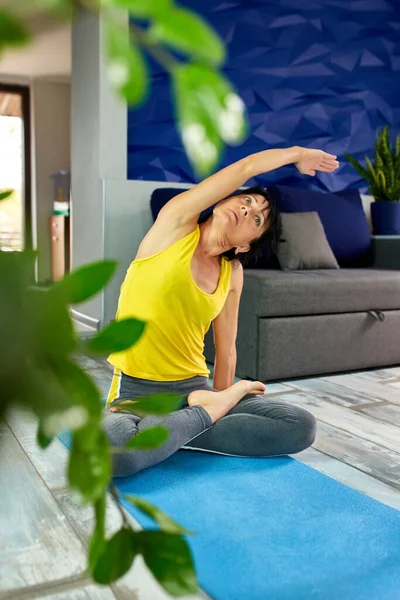 Attraktiv Senior Kvinna Arbetar Hemma Gör Yoga Eller Pilates Motion — Stockfoto