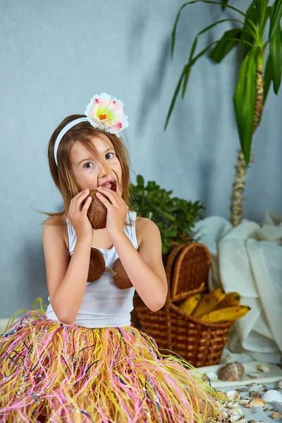 Little Girl Imitates Havaii Vacation Home Quarantine Coronavirus Home Summer — Stock Photo, Image
