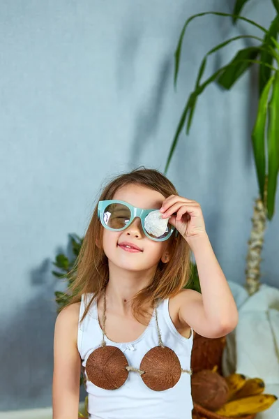 Kleines Mädchen Imitiert Havaii Urlaub Hause Quarantäne Coronavirus Sommeraktivität Hause — Stockfoto