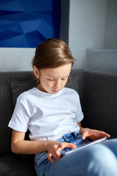 Cute Little Girl Using Digital Tablet Sitting Sofa Play Game — Stock Photo, Image