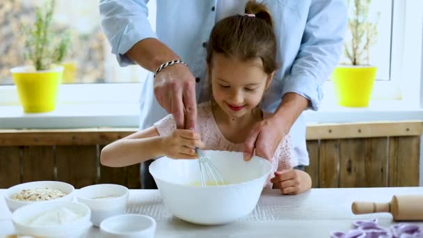 父亲和女儿在厨房一起准备面团 在家里做饭 父亲和家庭周末的概念 — 图库视频影像