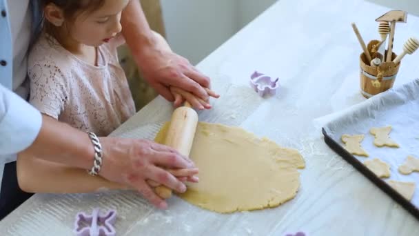 Padre Enseñando Hija Cómo Rodar Masa Para Galletas Hornear Cocina — Vídeos de Stock