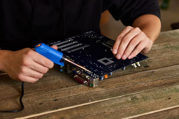 Ingenieur Oder Techniker Reparieren Elektronische Leiterplatte Mit Lötkolben Mann Reicht — Stockfoto