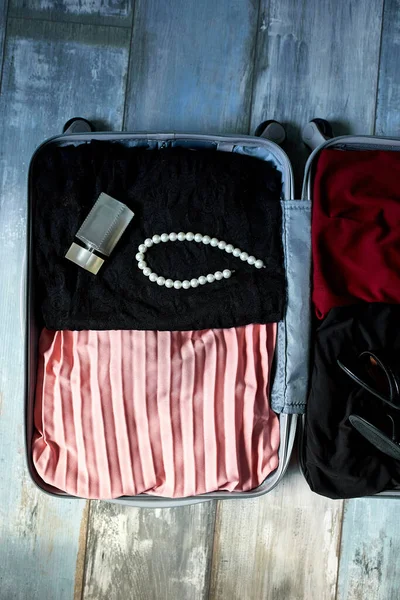 Упаковка Валізи Вдома Жіночими Предметами Аксесуарами Валізі Подорожей Подорожей Відпусток — стокове фото