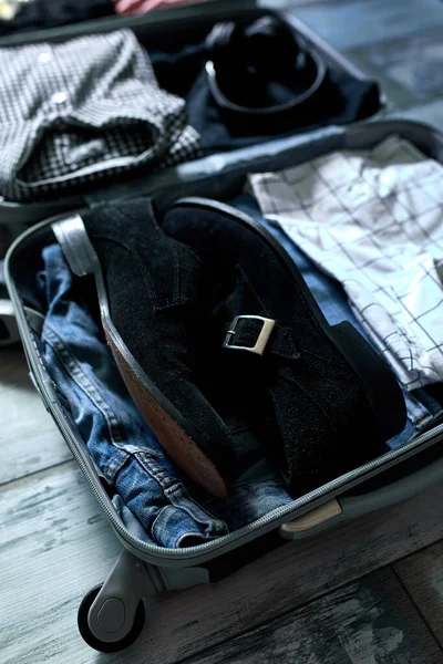 Koffer Hause Packen Mit Lässigen Herrenartikeln Sachen Jeans Hemden Kopfhörer — Stockfoto