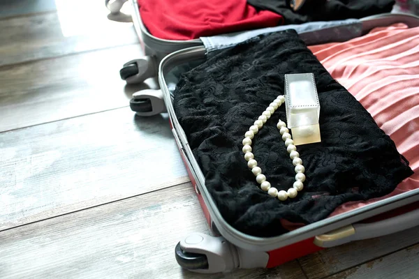 Csomagolás Bőrönd Otthon Női Tárgyak Kiegészítők Bőröndben Utazás Utazás Nyaralás — Stock Fotó