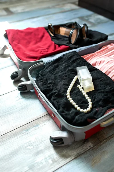 Verpakking Koffer Thuis Met Vrouw Items Accessoires Koffer Voor Reizen — Stockfoto