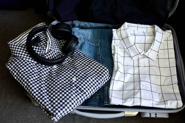 Koffer Hause Packen Mit Lässigen Herrenartikeln Sachen Jeans Hemden Kopfhörer — Stockfoto