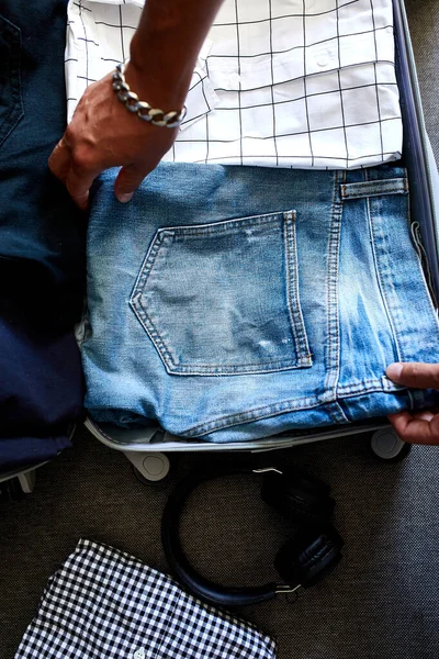 Hände Eines Nicht Wiederzuerkennenden Mannes Der Seine Lässigen Jeans Hemden — Stockfoto