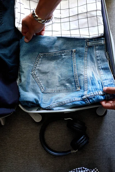 Händerna Oigenkännlig Man Packar Sina Casual Jeans Skjortor Resväska För — Stockfoto