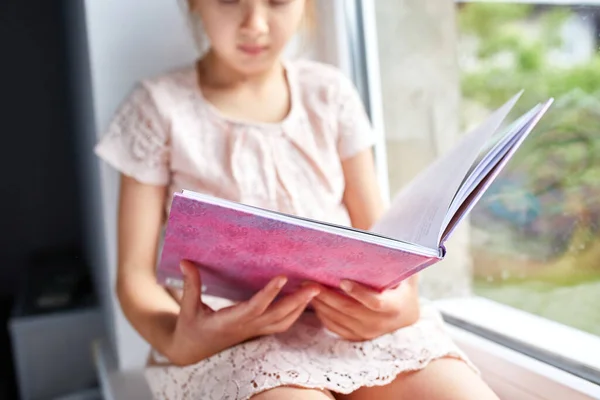 Nettes Kleines Mädchen Liest Buch Hause Auf Der Fensterbank Kind — Stockfoto
