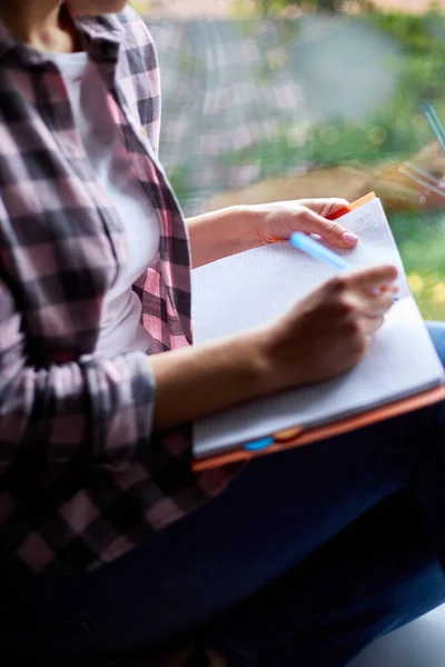 Frau Sitzt Fenster Hause Schreibt Notizbuch Ziele Plan Liste Schriftsteller — Stockfoto