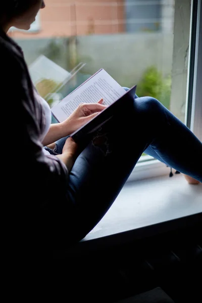 Όμορφη Νεαρή Γυναίκα Διαβάζει Βιβλίο Κοντά Στο Παράθυρο Στο Σπίτι — Φωτογραφία Αρχείου