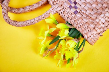 Yaratıcı Top view dairesi bahar kompozisyonu saman torbası saman torbası sarı arka planda çiçek buketi çiçekçi dükkânı konsepti, mutlu Paskalyalar