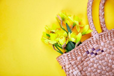 Yaratıcı Top view dairesi bahar kompozisyonu saman torbası saman torbası sarı arka planda çiçek buketi çiçekçi dükkânı konsepti, mutlu Paskalyalar