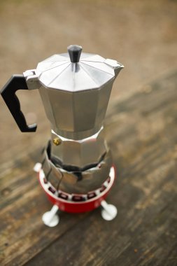 Metal gayzer kahve makinesiyle açık havada gaz ocağında adım adım kamp kahve yapma süreci. Rahatlama, çalılık, macera, seyahat, turizm ve kamp konsepti için seyahat etkinliği