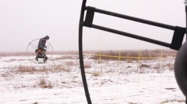 Paramotor paraglider 'ın motoru, motoru, pervanesi çalışmaya başlar.