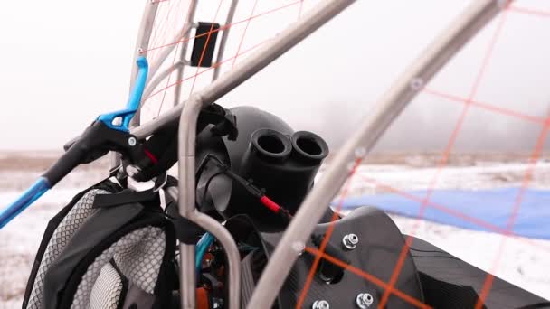Tutup rincian baling-baling, motor, mesin dari paraglider paramotor — Stok Video