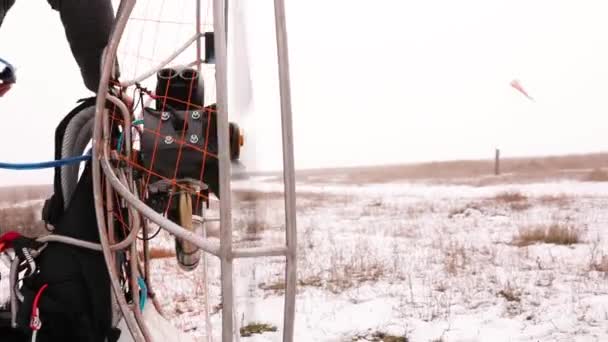 El acercamiento de las manos del hombre comienza a trabajar la hélice, el motor, el motor del parapente paramotor — Vídeos de Stock