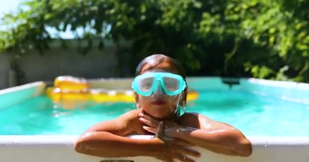 En söt glad ung flicka barn leker i poolen bär blå dykning mask — Stockvideo