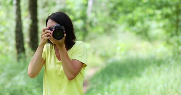 Nainen valokuvaaja ottaa valokuvan ammatillinen kamera ulkona, — kuvapankkivideo