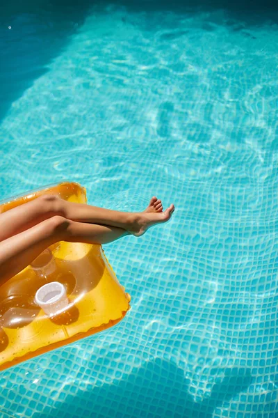 Noga Dziewczynki Basenie Pływanie Dmuchanym Żółtym Materacu Rodzinne Wakacje Tropikalny — Zdjęcie stockowe