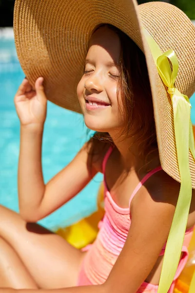 Πορτρέτο Του Μικρού Κοριτσιού Στο Καπέλο Χαλαρώνοντας Στην Πισίνα Κολυμπά — Φωτογραφία Αρχείου
