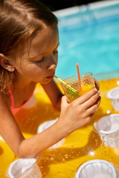 Μικρό Κορίτσι Χαλαρώνοντας Στην Πισίνα Απολαμβάνοντας Suntans Πιείτε Ένα Χυμό — Φωτογραφία Αρχείου