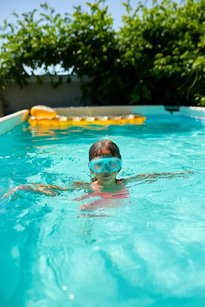 Ένα Χαριτωμένο Χαρούμενο Νεαρό Κορίτσι Που Παίζει Στην Πισίνα Φορώντας — Φωτογραφία Αρχείου
