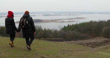 El ele tutuşan gezginler, manzara nehri manzarası, genç aile gezileri aktif macera tatilleri, kadın ve erkek mutlu duyguları sever. Romantik randevu, Sevgililer Günü.