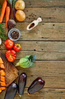 Çeşitli organik sebzeler ve ahşap arka planda baharatlar, yerel yiyecekler, vejetaryen ve vejetaryen yiyecekler, diyet bahar konsepti, üst görünüm, kopyalama alanı.