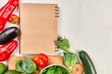 Yemek tarifi kitabı, market alışverişi, yerel yemek, sağlıklı temiz yemek, vejetaryen ve vejetaryen yemekleri, diyet bahar konsepti, üst görünüm, kopyalama alanı.
